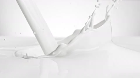 Super Slow Motion Shot of Pouring and Splashing Fresh Milk at 1000 fps. Vidéo 154269192