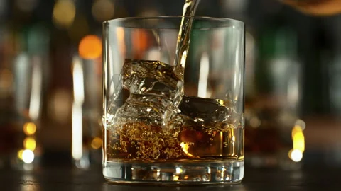 Super Slow Motion Shot of Pouring Whiskey into Glass with Ice Cubes at 1000fps 動画素材 315887354