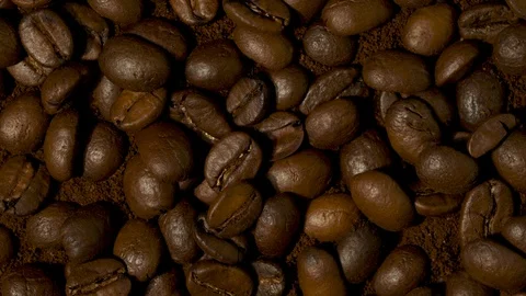 Super slow motion shot of rotating coffee beans on the wooden table at 30fts Stockbeeldmateriaal 128706665