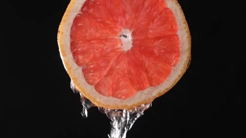 Super slow motion shot of sliced slice of grapefruit with splashes of water, Vídeos de archivo 248784818