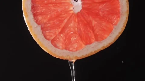Super slow motion shot of sliced slice of grapefruit with splashes of water, Vidéo 248893756