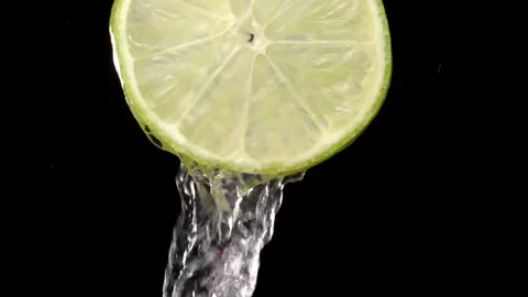 Super slow motion of sliced lime slices with splashes of water, Vídeos de archivo 248898066