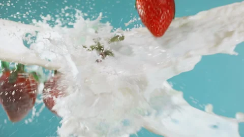 Super Slow Motion Strawberries Splashing in Fresh Milk at 1000 fps blau backgrau Stock Footage 276082005