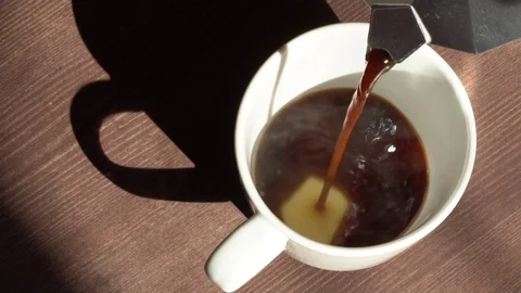 Super slow motion top view of coffee pour into cup from geyser coffee maker Video stock 105702547