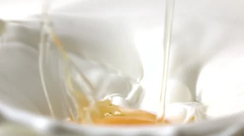 Super slow motion video of egg falling into milk Video stock 60229146