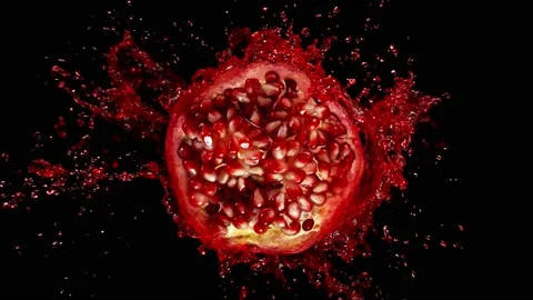 Super Slow Motion of Water Splash on Fresh Backlit Pomegranate Slice. Vídeos de archivo 151738680