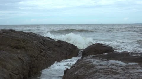 Super Slow Motion waves breaking over channel in rocks. Video stock 11407840