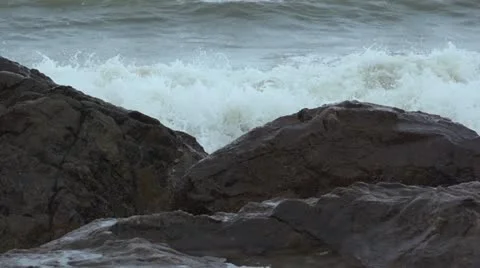Super Slow Motion Waves crash over rocks, sea spray Video stock 11407806