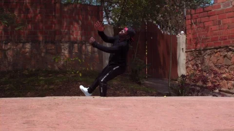 Super slow motion young man doing backflip in the street Vídeo Stock 117723870
