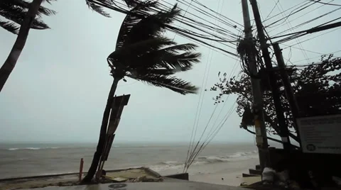 Super Typhoon Haiyan slams into the Philippines Stock Footage