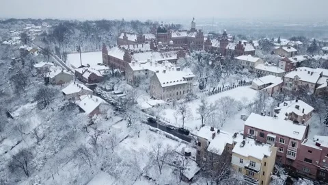 Superb view from a height of the snow-covered old town. Cold weather, long Video stock 230057168