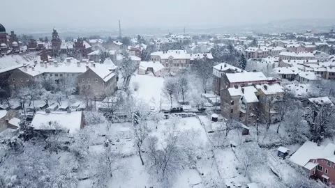 Superb view from a height of the snow-covered old town. Cold weather, long 스톡 동영상 230203615