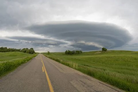 Supercell storm cloud forming over a country road Ominous supercell thunde... Foto stock