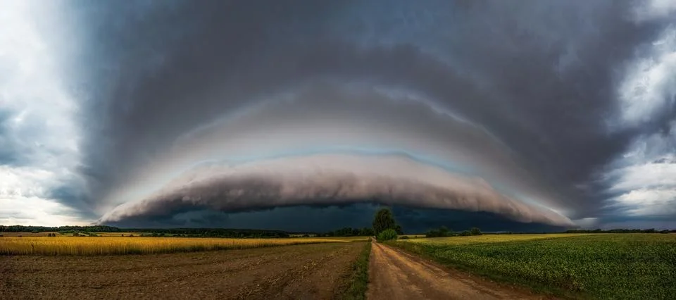 Supercell storm clouds over the fields in summer Foto stock