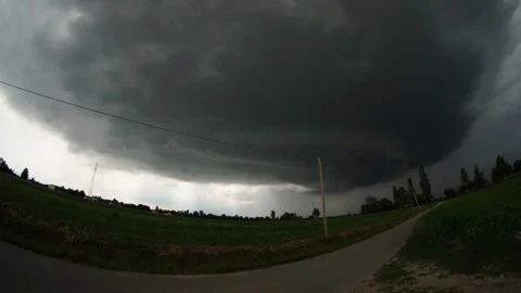 Supercell Storm Formation and Dark Clouds Passing Overhead Timelapse 스톡 동영상 336694925