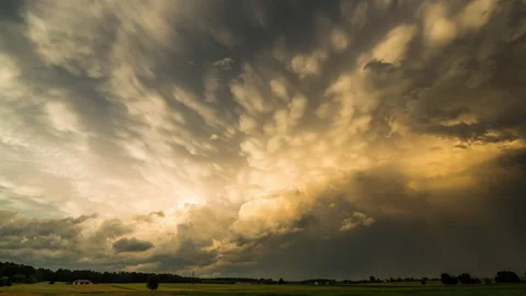 Supercell thunderstorm mammatus clouds on sunset timelapse Video stock 172606175