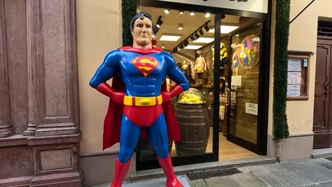 Superman Statue Outside Candy Shop Stockbeeldmateriaal 302955663