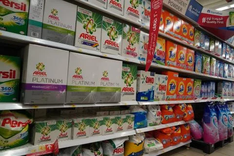 Supermarket display with different brands of washing powder in boxes. Wholesa Stock-Fotos