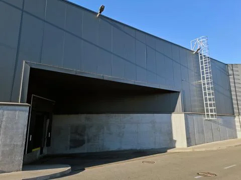 The supermarket has a loading dock at its back entrance Stockfoto's
