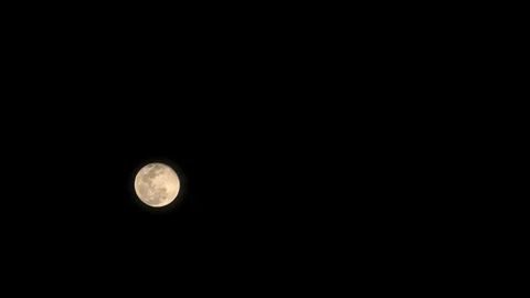 The Supermoon Perigee phenomenon is clearly visible in the sky of Padang City Vídeos de archivo 320723914