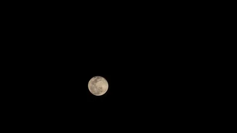 The Supermoon Perigee phenomenon is clearly visible in the sky of Padang City Vídeos de archivo 320723925