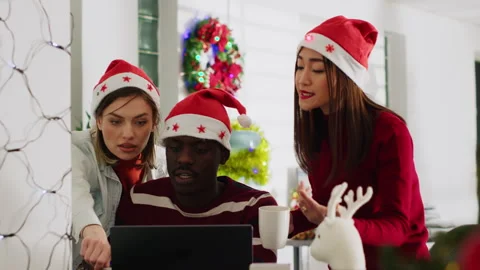 Supervisor delegates tasks in office Video stock 251065893