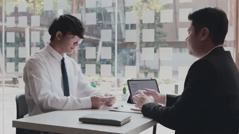 Supervisor gives the document envelope to the employee, supervisor submits th 스톡 동영상 155237539