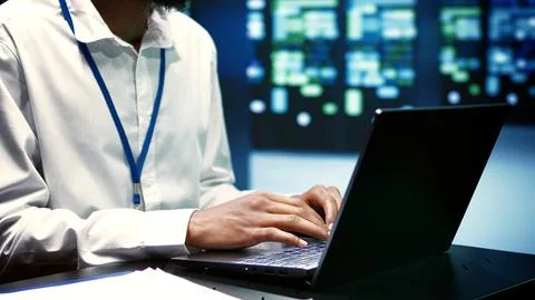 Supervisor mending data center issues Foto stock