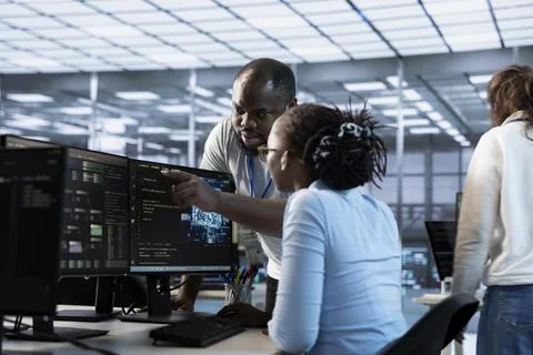 Supervisor overseeing employee using AI system software Stockfoto's