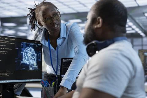 Supervisor scolding artificial intelligence expert in data center Foto stock