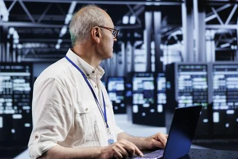 Supervisor setting up gaming servers Foto stock