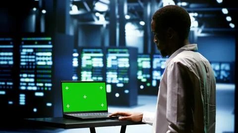 Supervisor using green screen laptop Stockfoto's