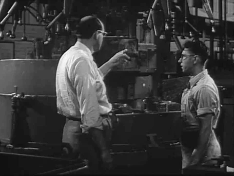Supervisors and foremen implement safety policies in a plant as workers wearƒ 库存影片 75285274