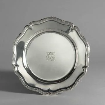 . Supper dish with an engraved monogram ECA and comprehensive engraved ins... Foto stock