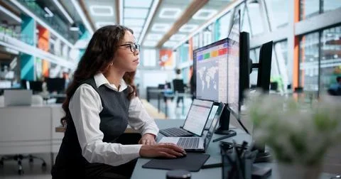 Supply Chain Manager Monitors Global Shipment Status Using Real-time Software Фото