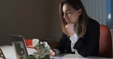 Support Department employee communicates with client, discusses contract, talks Stock Footage 122904653