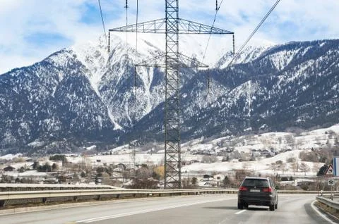Support the high-voltage line. Photos