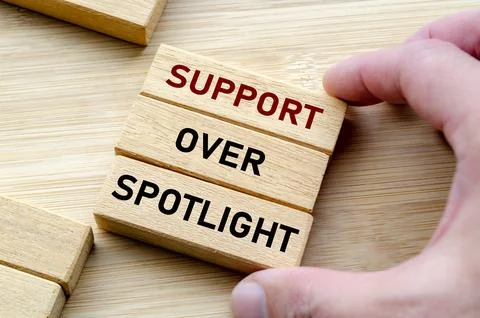Support over spotlight wording on cubes, reminding leaders to boost their team Foto stock