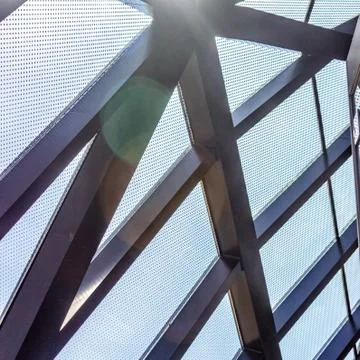 Support structure under the ceiling made of metal. Steel structures of indust Foto stock