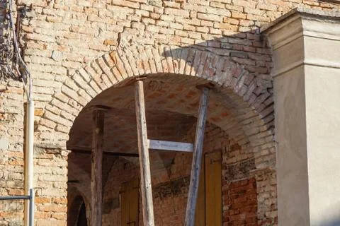 Support under a brick arch under renovation Foto stock