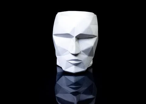 Support as a vase, focus in front. plaster vase in the shape of a face on a b Foto stock