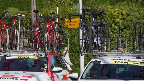 Support vehicles with spare bicycles during OVO Energy Tour of Britain stage Vídeo Stock 127350809
