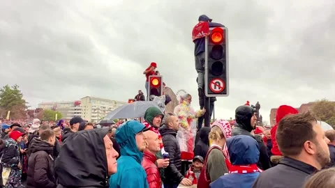 Supporters crowd The Strand on traffic lights, Liverpool parade, 26 May 2025 Stock Footage 310508448