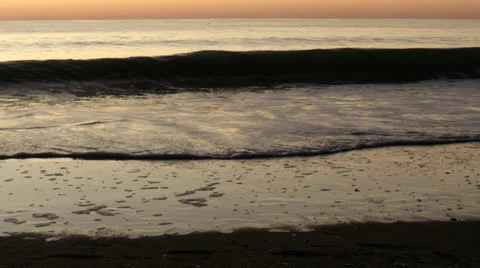 Surf breaks at dawn, 60fps Video stock 24680073