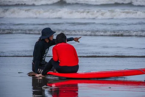 Surf Lesson on a Tropical Beach with Instructor and Student Foto stock