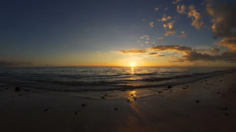 Surf on the night beach of Mauritius. Dark sunset over tropical sea Vidéo 135852262