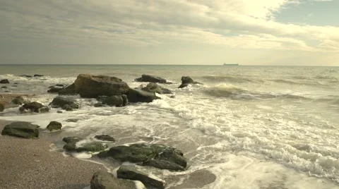 Surf on the rocks. Vídeo Stock 52670657