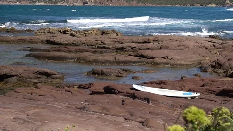 Surf on the rocks Video stock 94558090