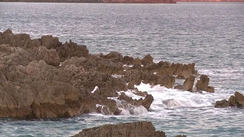 Surf on stone beach with foam in summer 스톡 동영상 84316381