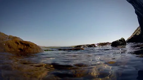 Surf wave on the rocky shore 스톡 동영상 106464536